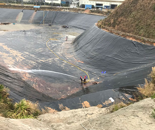 天安乡废水池清理