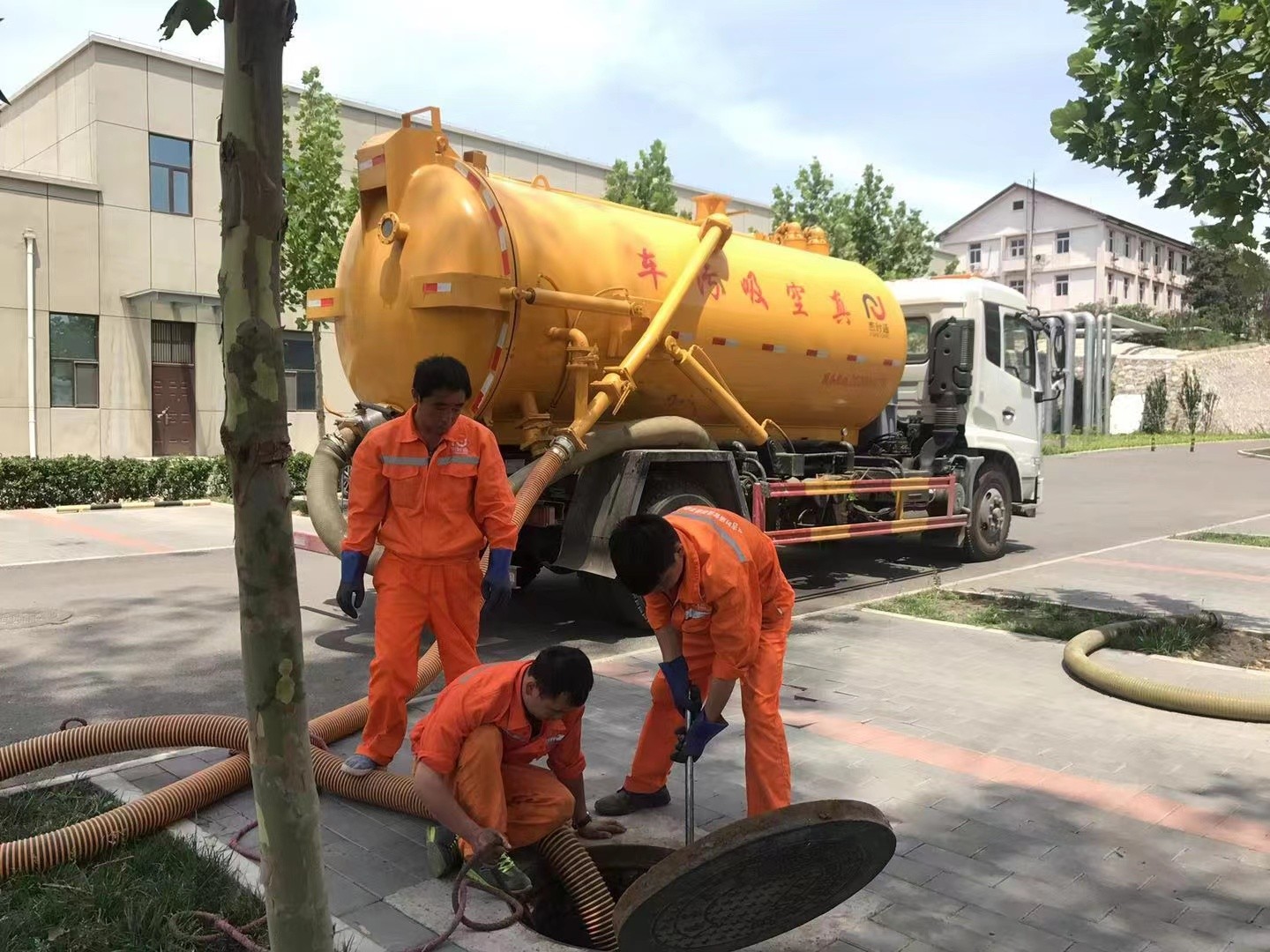 天安乡管道疏通车停在窨井附近