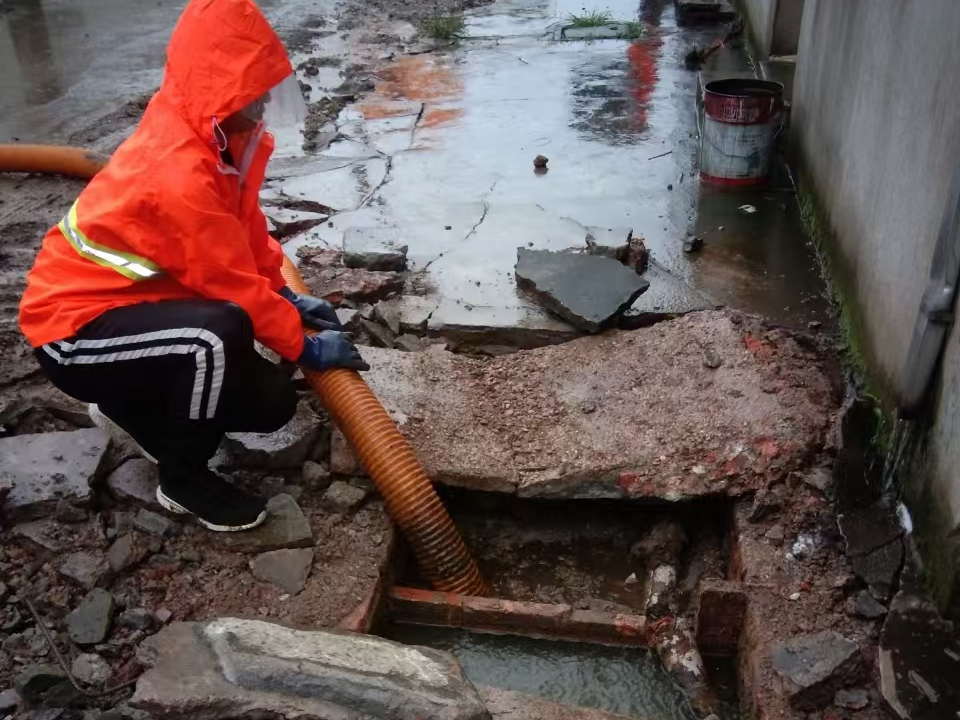 天安乡专业清理污水池 炜誉市政以规范流程守护城市 “肠道”