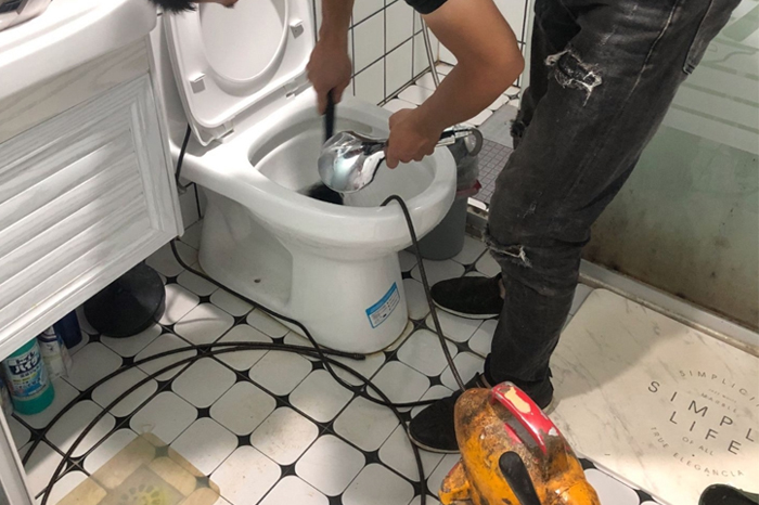 天安乡马桶堵塞自己疏通还是找师傅?专业上门服务让你省时更省心